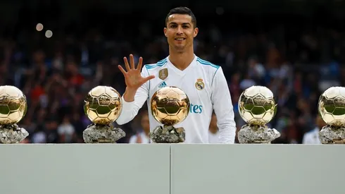 Cristiano Ronaldo con sus hijos, los Balones de Oro.