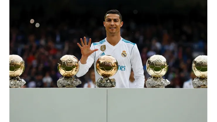Cristiano Ronaldo con sus hijos, los Balones de Oro.