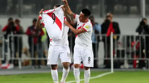 EL HOMENAJE. Tras marcarle a Nueva Zelanda en el repechaje, Farfán enseña la "9" de Paolo Guerrero.