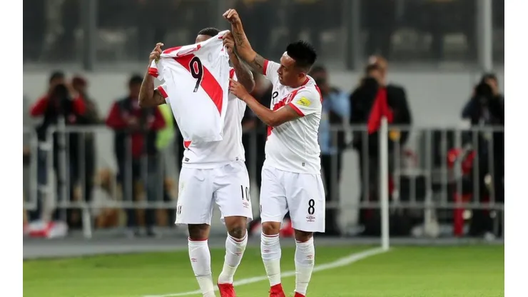 EL HOMENAJE. Tras marcarle a Nueva Zelanda en el repechaje, Farfán enseña la "9" de Paolo Guerrero.