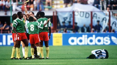 El camerunés Benjamín Massing ve la tarjeta roja en el Mundial de Italia 1990