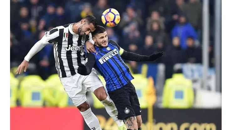 UNA SOMBRA. Benatia le gana de cabeza a Icardi, una postal de los 90 minutos.