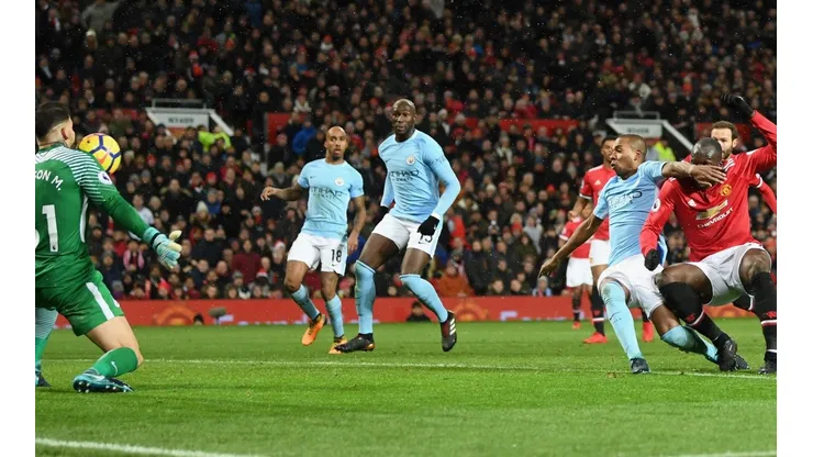 Ederson le negó el gol con la cara a Lukaku en el derbi de Manchester.