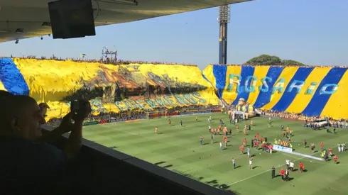 Los hinchas de Rosario Central y una bandera magnífica.