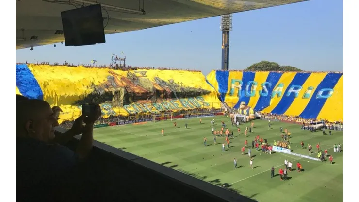 Los hinchas de Rosario Central y una bandera magnífica.
