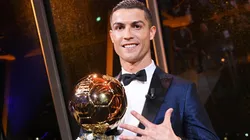 MANITA. Cristiano Ronaldo muestra su quinto Balón de Oro a la cámara.