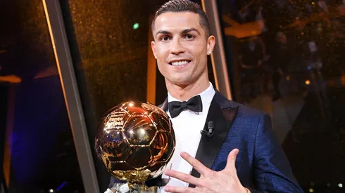 MANITA. Cristiano Ronaldo muestra su quinto Balón de Oro a la cámara.