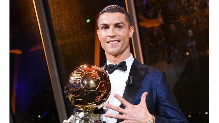 MANITA. Cristiano Ronaldo muestra su quinto Balón de Oro a la cámara.