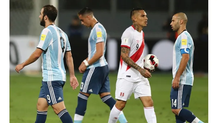 Paolo Guerrero ante la Selección Argentina en Perú.