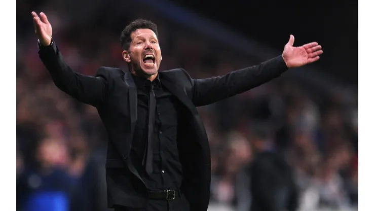 SIEMPRE EUFÓRICO. Simeone, dando indicaciones en el partido del Atlético Madrid ante el Qarabag.