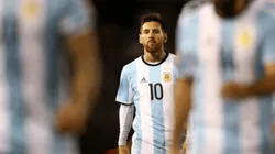 SIN RESPUESTAS. La última imagen de Messi en Argentina: cabizbajo tras el 0-0 ante Perú en La Bombonera.