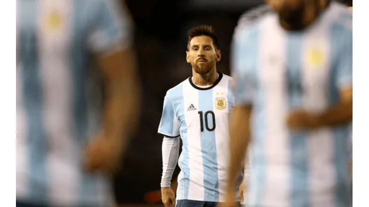 SIN RESPUESTAS. La última imagen de Messi en Argentina: cabizbajo tras el 0-0 ante Perú en La Bombonera.