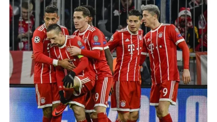 FESTEJAN LOS BÁVAROS. Todos celebran el 1-0 de Lewandowski en el Allianz Arena.