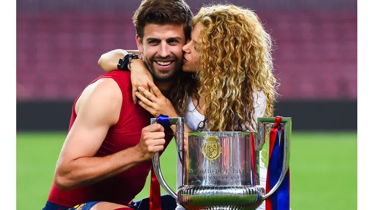EPOCAS DE GLORIA. Shakira besa a Piqué en la coronación de la Copa del Rey.
