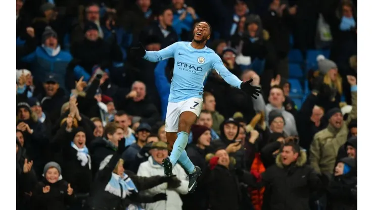 Sterling festeja un tanto en Manchester City.