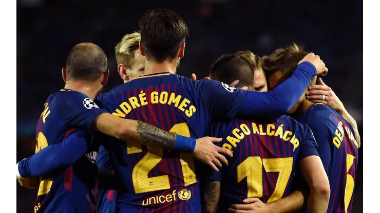 Alcácer celebra su gol junto a sus compañeros.