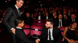 UN FANÁTICO. El momento en que el hijo de Cristiano Ronaldo conoció a Lionel Messi en el FIFA The Best.