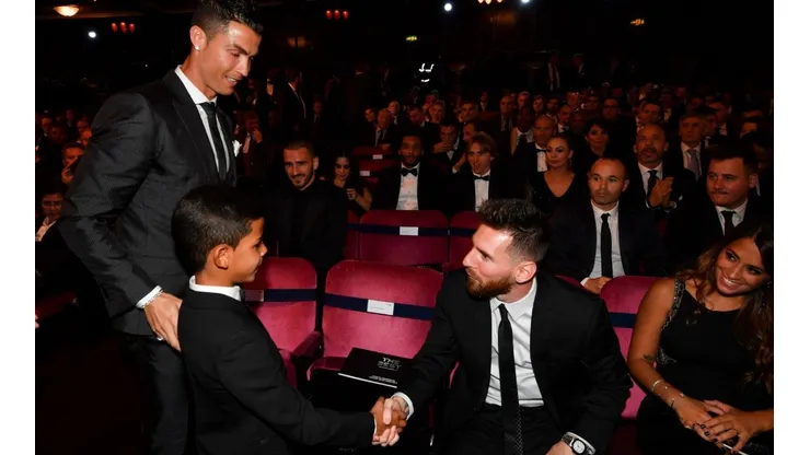 UN FANÁTICO. El momento en que el hijo de Cristiano Ronaldo conoció a Lionel Messi en el FIFA The Best.