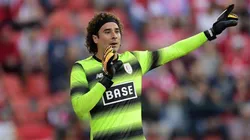 Guillermo Ochoa en un partido en Bélgica.