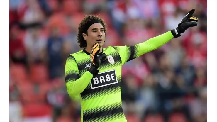 Guillermo Ochoa en un partido en Bélgica.