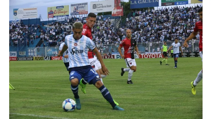 PEGA FUERTE. El juvenil de la Selección disputa la pelota antes de su expulsión.