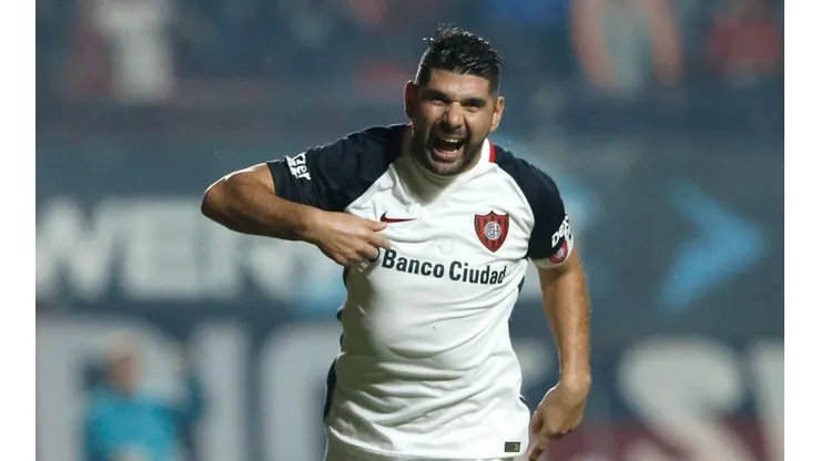 Ortigoza celebra un tanto en San Lorenzo.