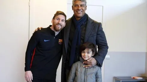Frank Rijkaard posó junto a Messi en el entrenamiento culé.