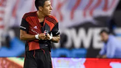 BIEN LEPROSO. Sarmiento se toma la camiseta tras marcarle a River.