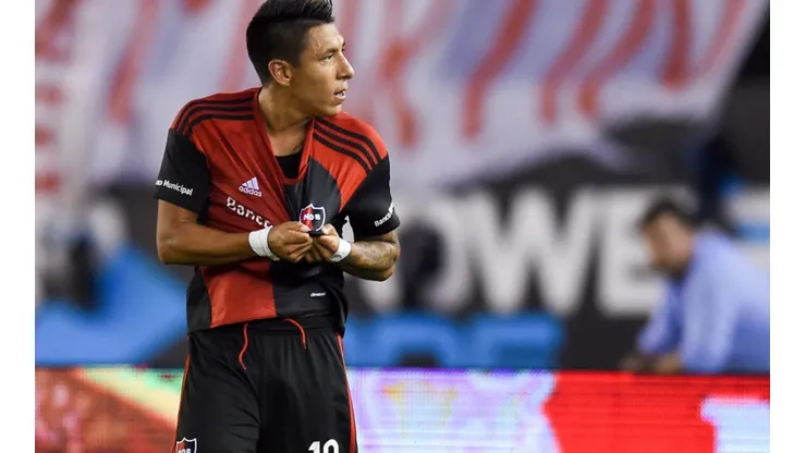 BIEN LEPROSO. Sarmiento se toma la camiseta tras marcarle a River.