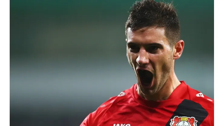 Lucas Alario gritando gol en Leverkusen