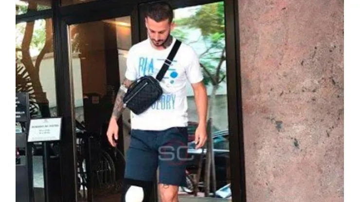 Benedetto salió con un yeso y una férula en su pierna derecha
