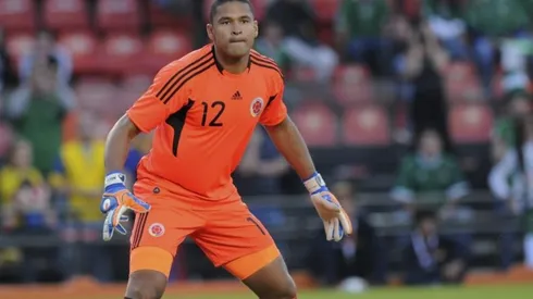 Saque potente y con complicidad del confiado guardameta rival