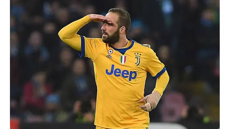 Gonzalo Higuain festejando ante Napoli