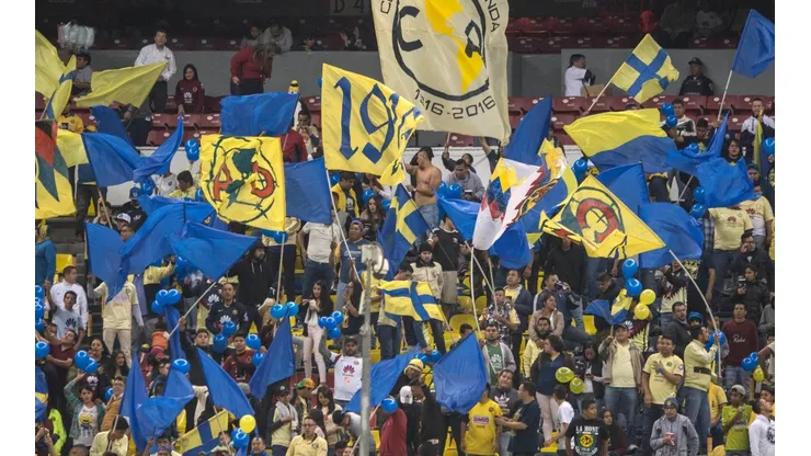 "NO TE COMPARES". La manta que se exhibió ayer en el Azteca.