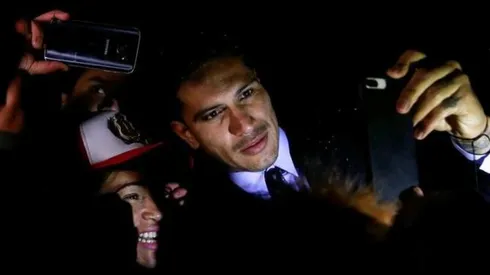 ÍDOLO EN TODOS LADOS. Guerrero se toma una selfie con un fanático en Zúrich.