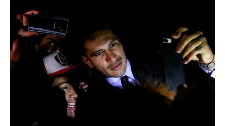 ÍDOLO EN TODOS LADOS. Guerrero se toma una selfie con un fanático en Zúrich.