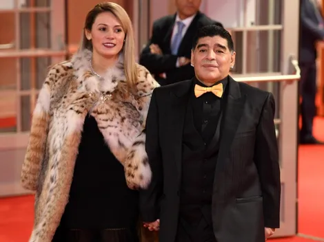 Maradona la rompió con su moño amarillo