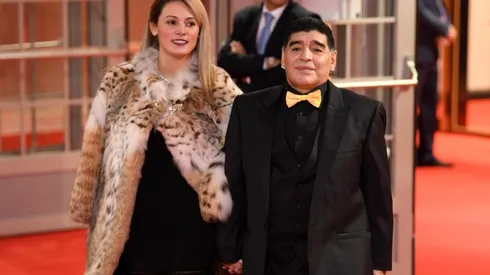 Diego Maradona con mono amarillo en Sorteo Mundial Rusia 2018