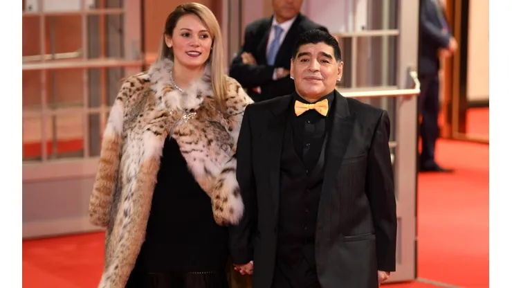 Diego Maradona con mono amarillo en Sorteo Mundial Rusia 2018