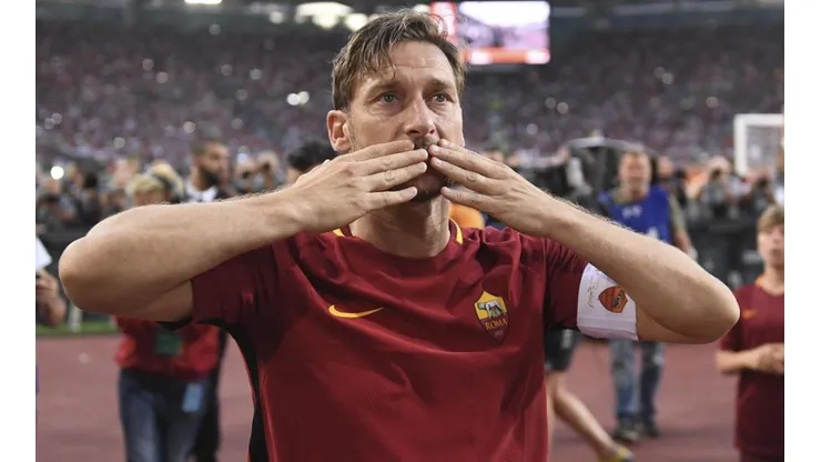 Entre lágrimas, y en un estadio Olímpico de Roma colmado, Totti se retiró del fútbol