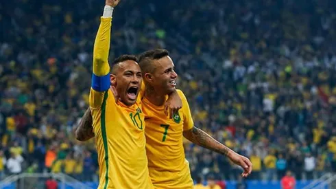 Neymar felicitó a Luan, compañeros en la selección olímpica de Brasil.