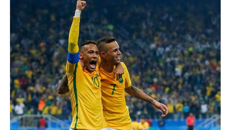 Neymar felicitó a Luan, compañeros en la selección olímpica de Brasil.