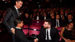 Si bien le gusta Messi, el hijo de Cristiano le pega a la pelota igual que su papá.