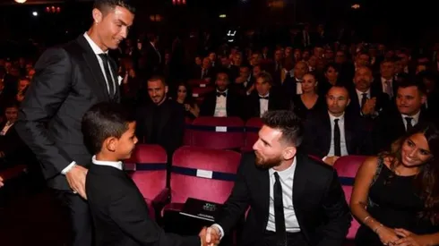 Si bien le gusta Messi, el hijo de Cristiano le pega a la pelota igual que su papá.
