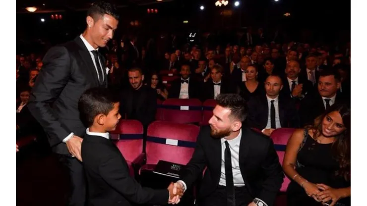 Si bien le gusta Messi, el hijo de Cristiano le pega a la pelota igual que su papá.