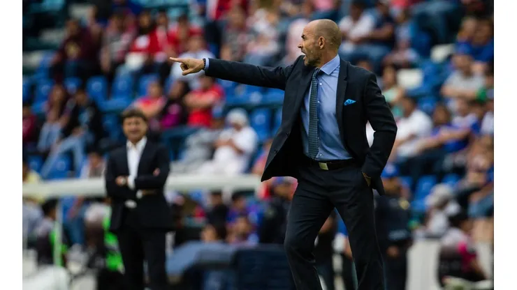 Paco Jémez da órdenes en el Estadio Azul