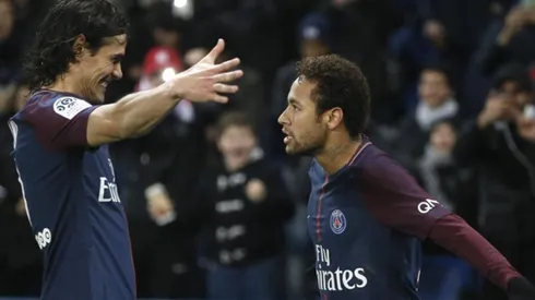 LOS GOLEADORES. Cavani va en busca de Neymar después de 1-0.