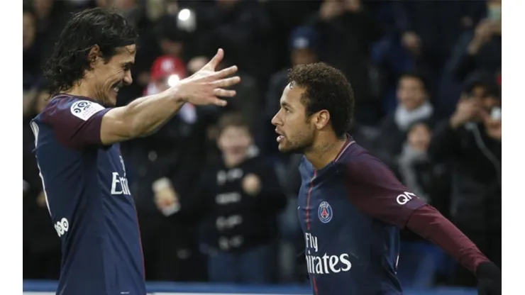 LOS GOLEADORES. Cavani va en busca de Neymar después de 1-0.