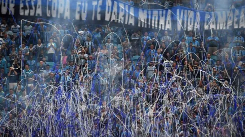 CAMPEONES. La afición de Gremio colmó Porto Alegre para celebrar la Recopa Sudamericana.