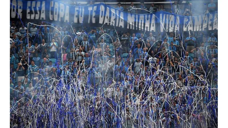 CAMPEONES. La afición de Gremio colmó Porto Alegre para celebrar la Recopa Sudamericana.
